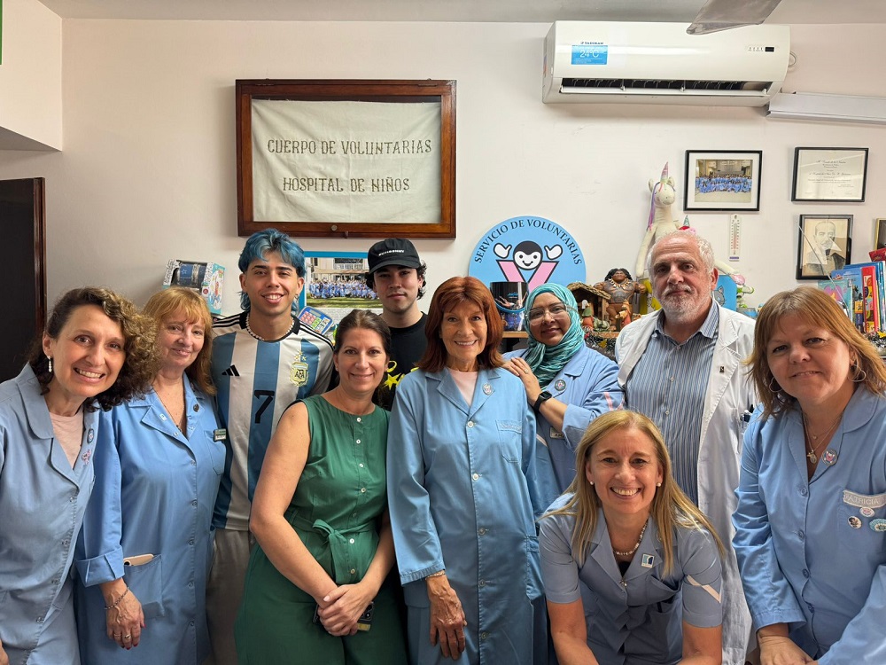 Luck Ra y Spreen palpitaron la navidad visitando a los niños internados del Hospital Gutiérrez entregando regalos