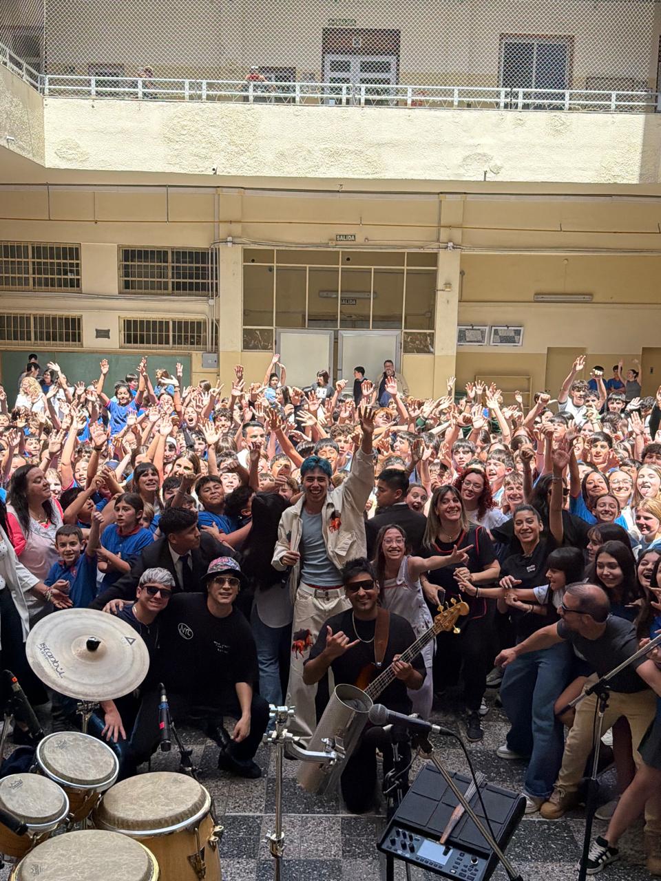 Luck Ra sorprende irrumpiendo en dos colegios y transformando la tarde en una jornada de música y alegría