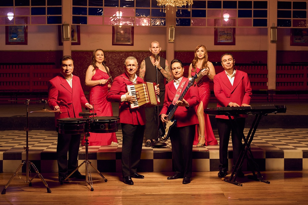 Ke Personajes conmemora su primer N1 en Billboard junto a Los Ángeles Azules