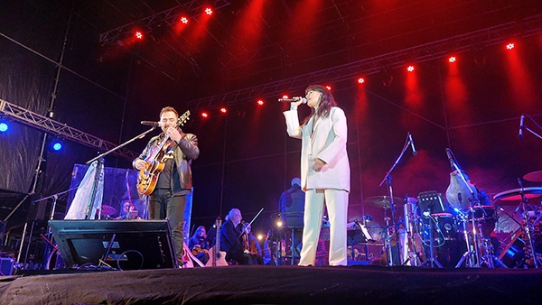 CAMILÚ e ISMAEL SERRANO cantaron a dúo en el Hipódromo de Palermo